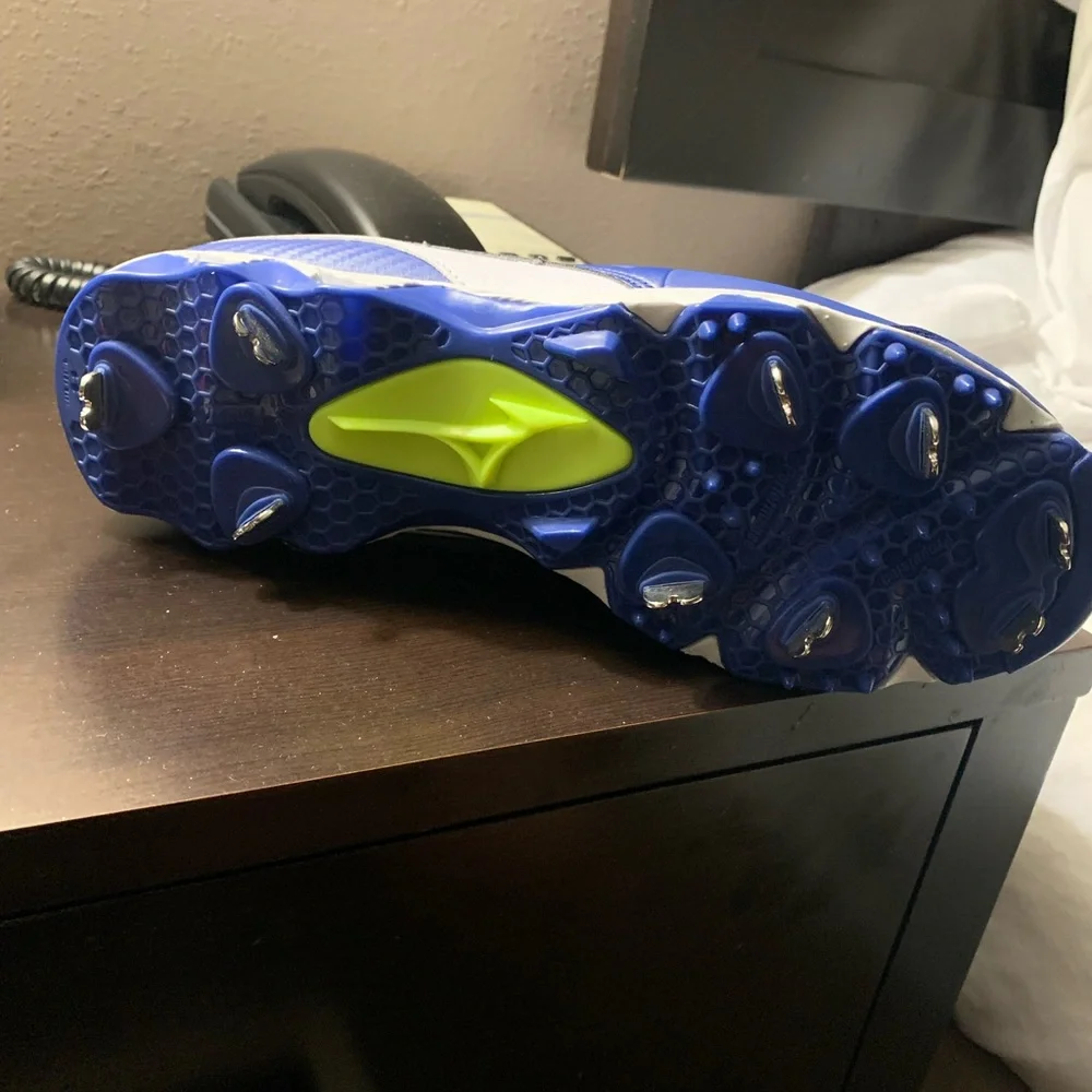 Baseball Cleats - Picture 2 of 4